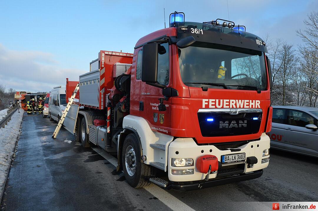 Lkw-Unfall auf A70: Bagger kippt auf Fahrbahn