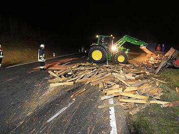 Unfall auf der B279 am Freitagabend bei Reckendorf. Fotos: Ferdinand Merzbach