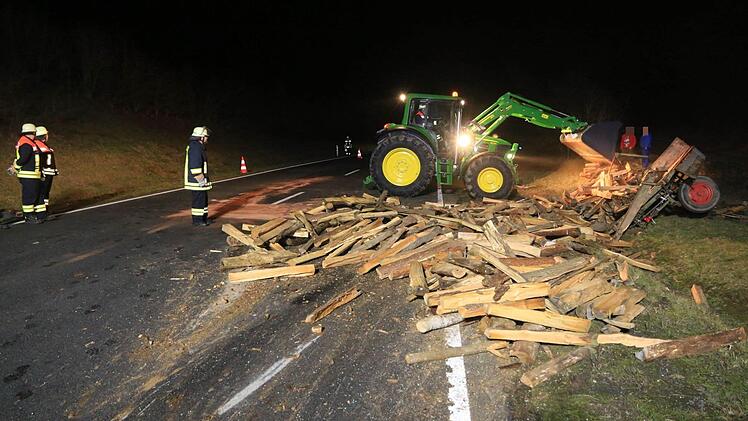 Unfall auf der B279 am Freitagabend bei Reckendorf. Fotos: Ferdinand Merzbach