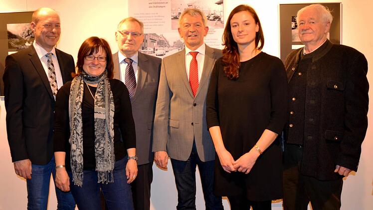 Die Ausstellungsmacher mit Bürgermeister und Landrat