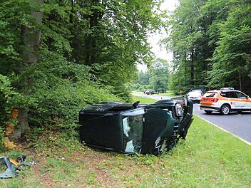 In einer Rechtskurve zwischen Hammerbühl und Geschwand kam das Auto von der Fahrbahn ab. Foto: Franz Galster