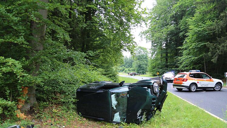 In einer Rechtskurve zwischen Hammerbühl und Geschwand kam das Auto von der Fahrbahn ab. Foto: Franz Galster