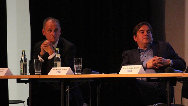 AfD-Kreisvorsitzender Siegfried Ermer (links) und Michael Meister,  Landtagskandidat für Erlangen-Höchstadt, auf dem Podium in der Fortuna Kulturfabrik Höchstadt während des Auftritts von AfD-Politikerin Alice Weidel  Foto: Christian Bauriedel