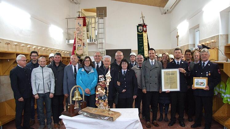 Alle Verantwortlichen zusammen mit B&uuml;rgermeister Andreas H&uuml;gerich (Siebter von rechts), Kommandant Benedikt Zurek (Vierter von rechts) und Vorsitzendem Josef Dinkel (rechts) sowie dem stellvertretenden Landrat Helmut Fischer (links) Foto: J&uuml;rgen Panzer
