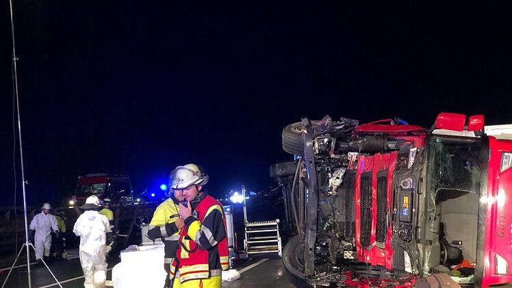 Auf der A9 in Mittelfranken hat sich in den frühen Morgenstunden ein schweres Verkehrsunglück ereignet. Foto: Goppelt/News5