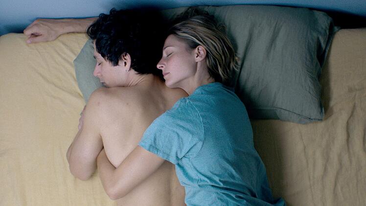 Marie (Svenja Jung) und Luis (Noah Saavedra) haben eine leidenschaftliche Beziehung. Doch das ist bei weitem nicht nur positiv zu verstehen. Die ARD-Serie "naked" erzählt über sechs knapp einstündige Folgen von Sexsucht und Co-Abhängigkeit.
