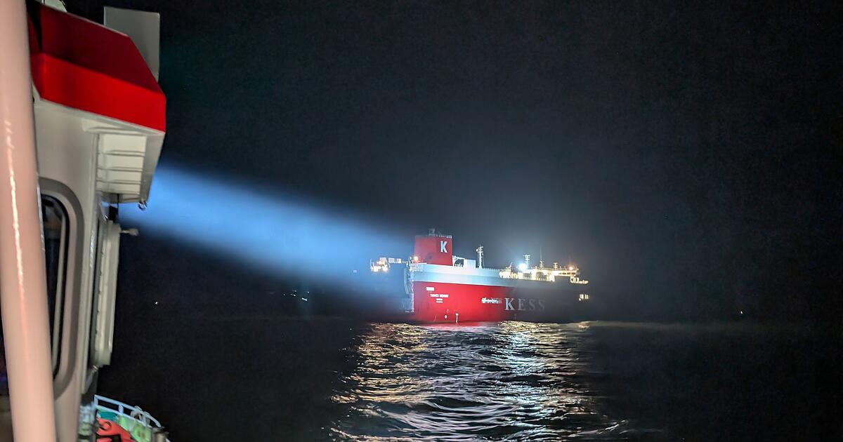 Feuer-an-Bord-Man-vrierunf-higer-Frachter-wird-abgeschleppt