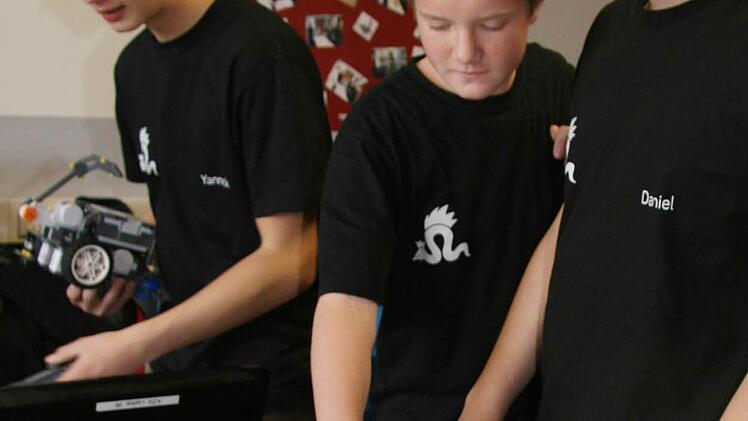 1 YannikYannik Geiger (15), Daniel Lenhardt (15) und Felix Stumpf (15) sind mit Feuereifer bei der Sache: Sie versuchen dem Roboter beizubringen, dass er den Hund von der Leine freilässt und zum Ausgangspunkt bringt.