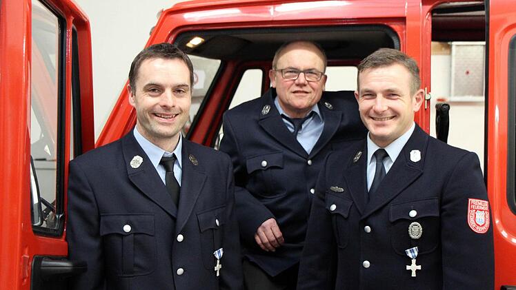 Karlheinz Hermann (Mitte) bekam das Feuerwehr-Ehrenzeichen in Gold für 40 Jahre Dienstzeit. Das Ehrenzeichen in Silber dürfen nun Markus Hartmann (links) und Roland Zischler tragen.