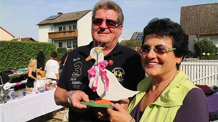 Hofflohmarkt-Organisator Wolfgang Schwarz und Ortsbeauftragte Gabriele Ebert mit einem Westheimer Symbol, dem Gänswürger.