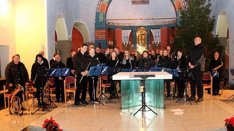 Das gesamte Ensemble freut sich über den großen Applaus.