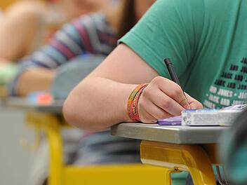 An der FOS in Ludwigsstadt werden derzeit Prüfungen abgelegt. Foto: Symbolbild/Armin Weigel/dpa