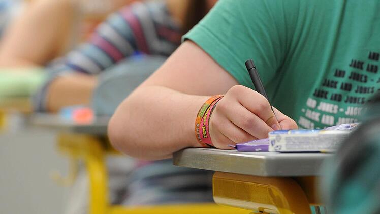 An der FOS in Ludwigsstadt werden derzeit Prüfungen abgelegt. Foto: Symbolbild/Armin Weigel/dpa