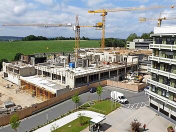 Blick vom oberen Stockwerk des Helmut-G.-Walther-Klinikums auf die Baustelle des Ersatzneubaus. Die Ansicht verändert sich von Woche zu Woche. Vier Kräne sind zeitgleich im Einsatz. Foto: Landratsamt Lichtenfels