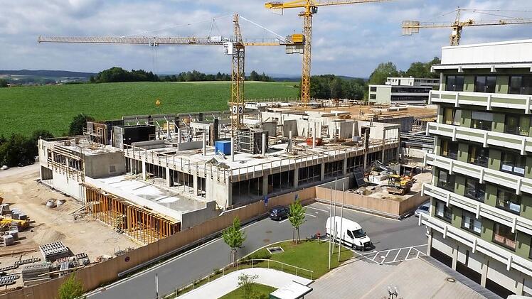 Blick vom oberen Stockwerk des Helmut-G.-Walther-Klinikums auf die Baustelle des Ersatzneubaus. Die Ansicht verändert sich von Woche zu Woche. Vier Kräne sind zeitgleich im Einsatz. Foto: Landratsamt Lichtenfels