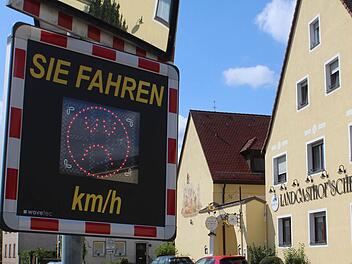 Zwei Geschwindigkeitsmesser stehen seit dieser Woche in Gremsdorf.  Fotos: Sabine Memmel