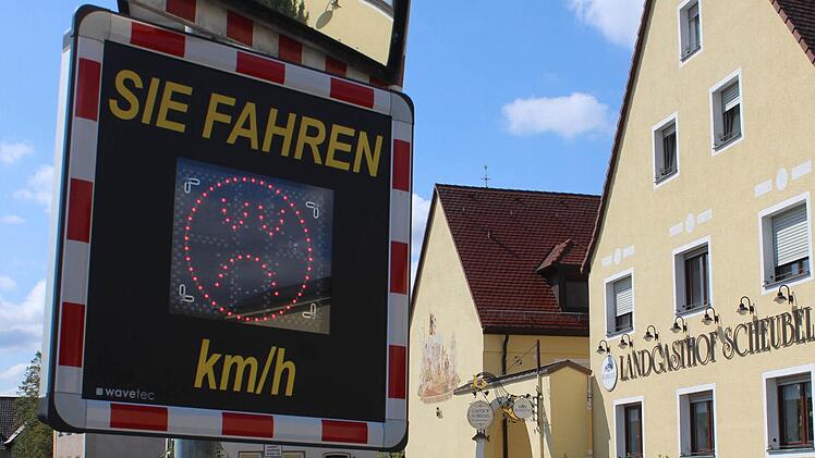 Zwei Geschwindigkeitsmesser stehen seit dieser Woche in Gremsdorf.  Fotos: Sabine Memmel