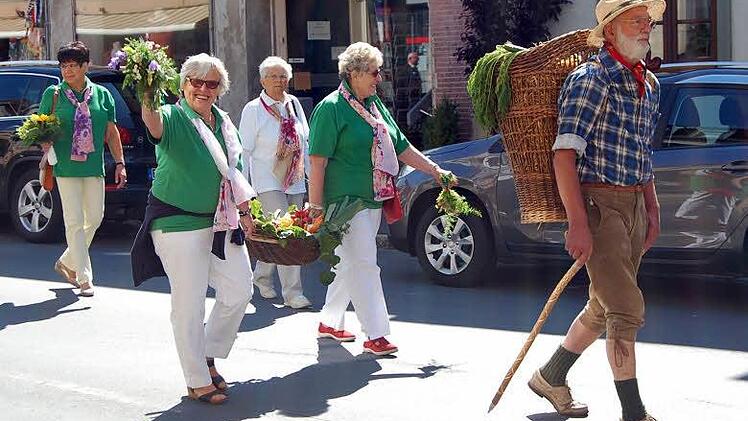 Die Garten- und Blumenfreunde Bad Staffelstein marschierten im Festzug mit bunten Sträußen mit. Foto: Andreas Welz