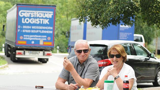 Manfred Lasotta und Doris Schumann rasten nahe Gnötzheim im Kreis Kitzingen. Fotos: Natalie Schalk