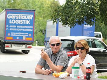 Manfred Lasotta und Doris Schumann rasten nahe Gnötzheim im Kreis Kitzingen. Fotos: Natalie Schalk
