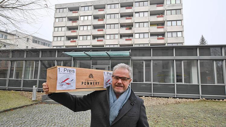 Horst-Peter Müller steht mit einer Kiste Champagner vor dem Herold-Haus, um das es in seinem "Weihnachtsrätsel" geht. Foto: Ronald Rinklef