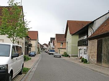 Die Frankenstraße wurde mit der Dorferneuerung aufgewertet, allerdings kämpft Roßstadt mit Verkehrsproblemen, auch innerorts.  Foto: sw