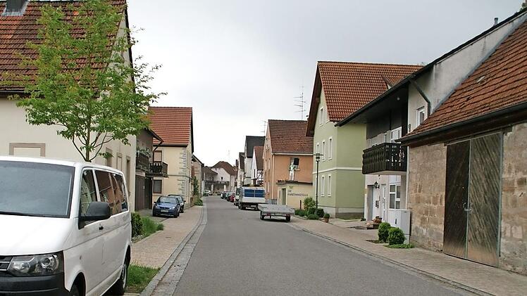 Die Frankenstraße wurde mit der Dorferneuerung aufgewertet, allerdings kämpft Roßstadt mit Verkehrsproblemen, auch innerorts.  Foto: sw