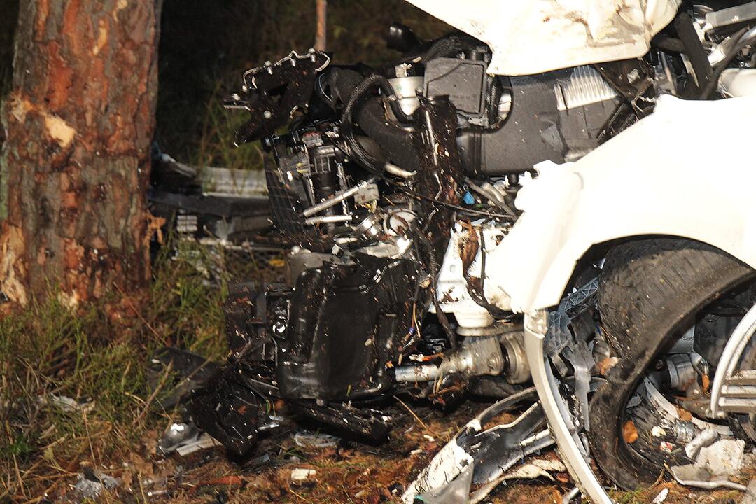 Auto fährt im Landkreis Erlangen-Höchstadt gegen Baum