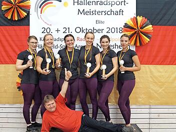 Die Reuther Radsportlerinnen feiern einen riesigen Erfolg mit dem Gewinn der Bronzemedaille bei der deutschen Meisterschaft. Im Bild strahlen von links: Annika Stumpf, Vanessa Schwarz, Anne Voit, Veronika Lurz, Marie Fischer und Tina Katholing. Vorne: Vorsitzender und sportlicher Leiter Thomas Bittruf Foto: privat