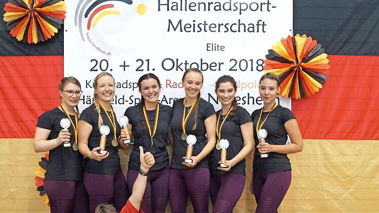Die Reuther Radsportlerinnen feiern einen riesigen Erfolg mit dem Gewinn der Bronzemedaille bei der deutschen Meisterschaft. Im Bild strahlen von links: Annika Stumpf, Vanessa Schwarz, Anne Voit, Veronika Lurz, Marie Fischer und Tina Katholing. Vorne: Vorsitzender und sportlicher Leiter Thomas Bittruf Foto: privat