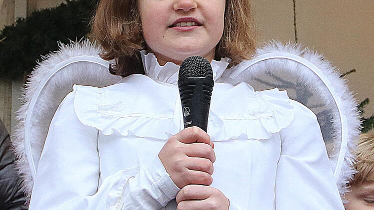 Die neunjährige Marie-Kristin Kunz eröffnete als Weihnachtsengelchen den Markt.