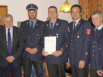 Eine Ehrung für 25 Jahre aktiven Dienst stand im Mittelpunkt bei der Hauptversammlung der Feuerwehr Höfen. Von links: Bernhard Ziegmann, Bruno Kellner, Holger Deuerling, Bernd Lysek, Thomas Renner, Andreas Schnapp und Heinrich Müller  Foto: Feuerwehr Höfen