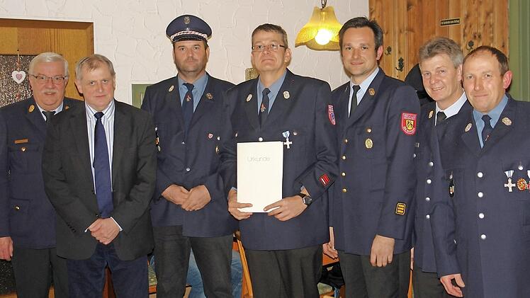 Eine Ehrung für 25 Jahre aktiven Dienst stand im Mittelpunkt bei der Hauptversammlung der Feuerwehr Höfen. Von links: Bernhard Ziegmann, Bruno Kellner, Holger Deuerling, Bernd Lysek, Thomas Renner, Andreas Schnapp und Heinrich Müller  Foto: Feuerwehr Höfen
