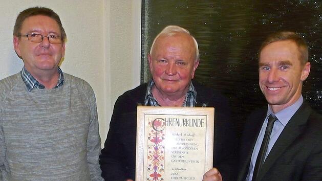 Henry Rosemann (links) ernannte Herbert Bischoff zum Ehrenmitglied. B&uuml;rgermeister H&ouml;fer (rechts) gratulierte.  Foto: Karin G&uuml;nther