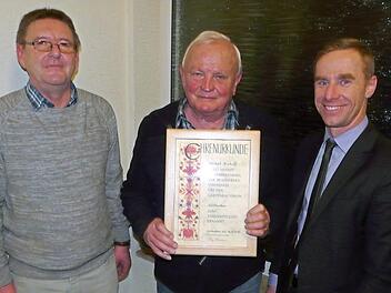 Henry Rosemann (links) ernannte Herbert Bischoff zum Ehrenmitglied. B&uuml;rgermeister H&ouml;fer (rechts) gratulierte.  Foto: Karin G&uuml;nther