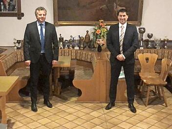 Neuwahlen bei der CSU Marktleugast: unser Bild zeigt (von links) Bürgermeister Franz Uome, den bisherigen Ortsvorsitzenden Marc Har­tenberger, seinen Nachfolger Daniel Schramm und Vanessa Uome vom Wahlausschuss.