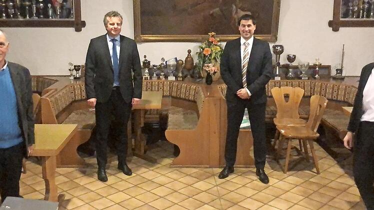 Neuwahlen bei der CSU Marktleugast: unser Bild zeigt (von links) Bürgermeister Franz Uome, den bisherigen Ortsvorsitzenden Marc Har­tenberger, seinen Nachfolger Daniel Schramm und Vanessa Uome vom Wahlausschuss.