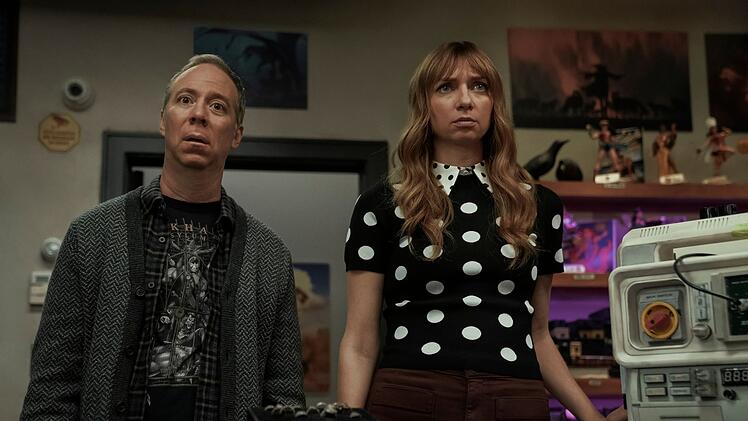 Szene aus "Stuart Fails to Save the Universe": Schaffen es Stuart (Kevin Sussman) und Denise (Lauren Lapkus), das Universum zu retten?