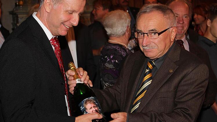 Eine Flasche mit Klaus Hoffmann-Konterfei erhielt der Deutsche Meister aus den Händen des AMC-Vorsitzenden Walter Loschky. Foto: Gerd Ludwig