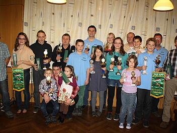 Zahlreiche Vereinsmeister und Rassesieger bekamen Pokale und Auszeichnungen. Foto: Roland Meister