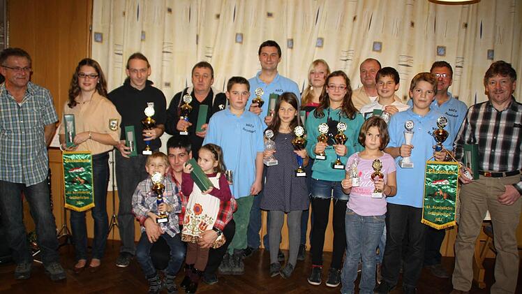 Zahlreiche Vereinsmeister und Rassesieger bekamen Pokale und Auszeichnungen. Foto: Roland Meister