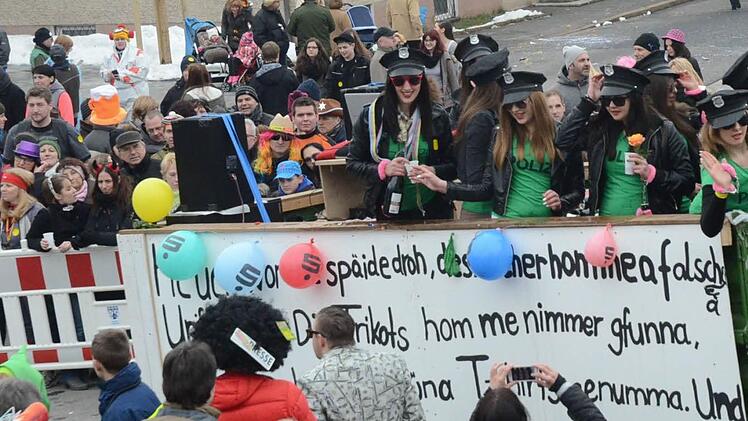 Bunter als die Polizei erlaubt: Die Polizistinnen zogen viele Blicke auf sich.