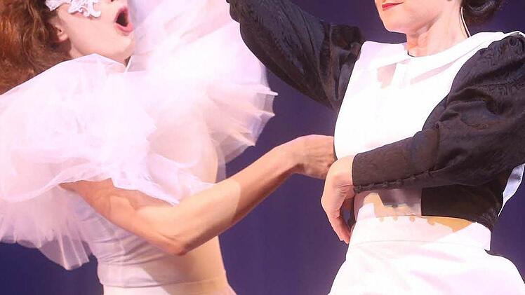 Szene aus "Ball im Savoy" am Landestheater CoburgFoto: Henning Rosenbusch