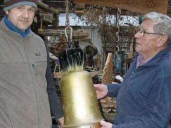 Erhard Ankenbrand und sein Schwiegersohn Christian Trapp haben die Holz-Glocke für das Sternberger Feuerwehrhaus gedrechselt.  Foto: wo