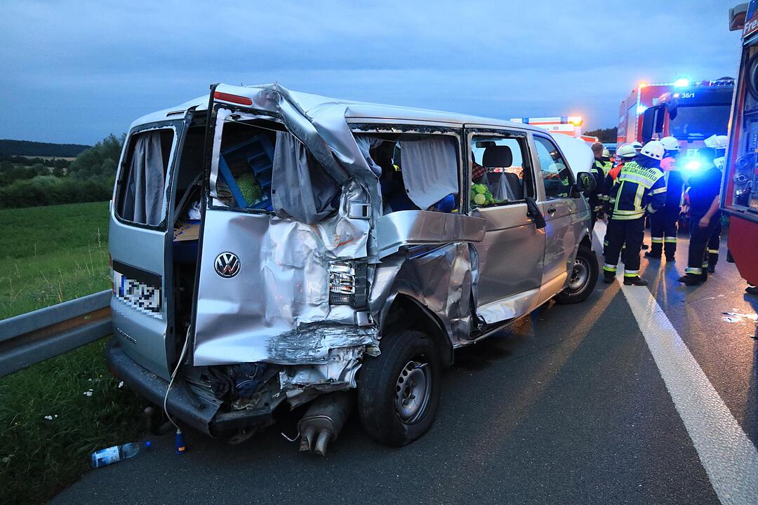 Autotransporter kracht in Stauende