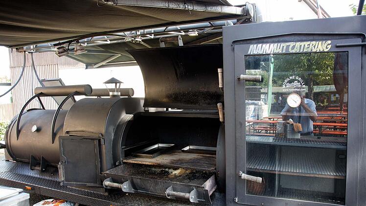 Der Mammut Smoker II gehörte zu den Attraktionen des Dorffestes.