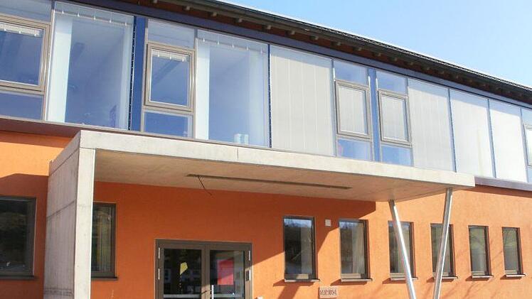 2010 war die Grundschule in Motten frisch saniert, nun stehen auf Grund der offenen Ganztagsgrundschule, die im nächsten Schuljahr startet, neue Investitionen an. Foto: Stephanie Elm