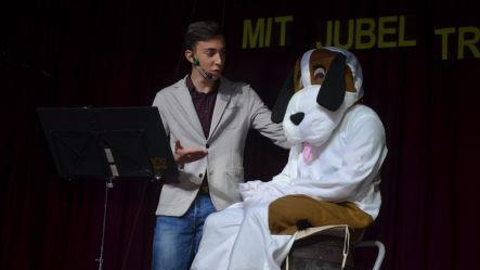 Anton Muthig als Bauchredner und Marvin Kraus als  Hund. Andreas Lomb
