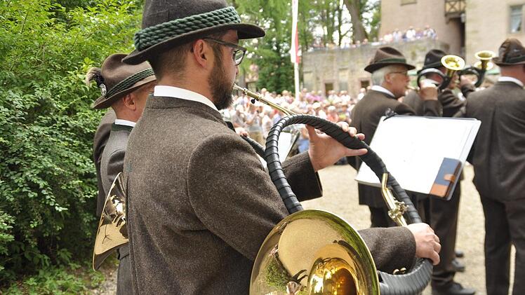 Mit einer Jagdhornserenade fei-erten die Jagdhornbläser des Jä-gervereines Bad Kissingen ihren 55. Geburtstag.Foto: Peter Klopf