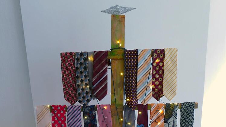 Der Krawatten-Weihnachtsbaum in der Hauer'schen Galerie in Bischofsheim  ist eine Auseinandersetzung mit dem Thema Weihnachten. Foto: Marion  Eckert
